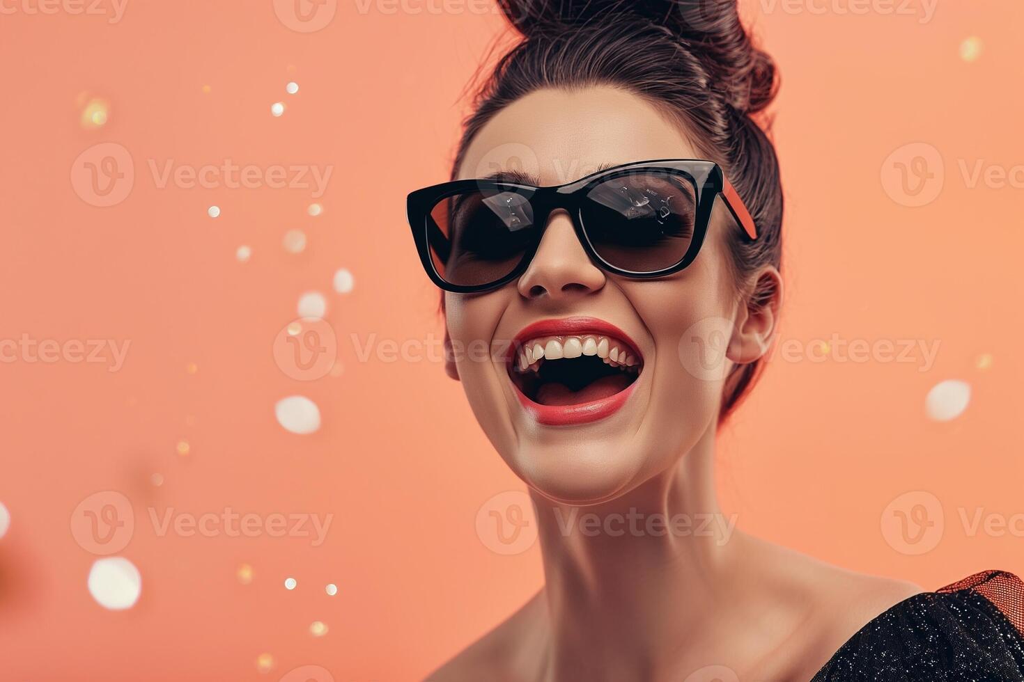 ai gerado 30-40 anos velho mulher rindo em brilhar pêssego fundo foto