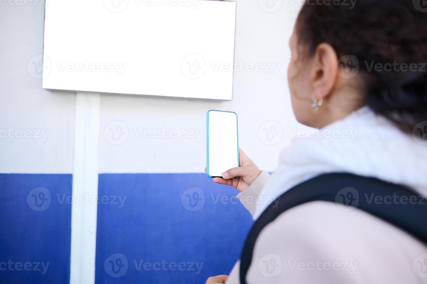 foco em branco em branco digital brincar tela do uma Smartphone dentro a mão do uma viajante levando foto do em formação escrivaninha