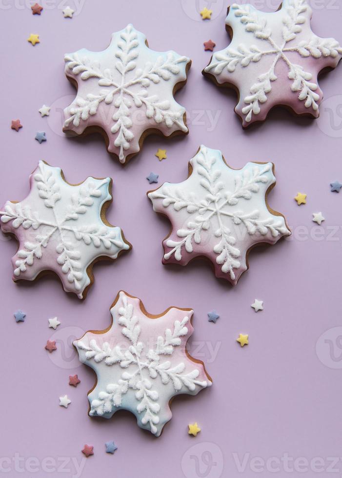 biscoitos de gengibre de natal em fundo rosa foto