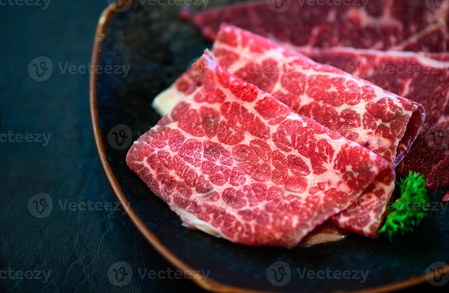 fatiado topside wagyu carne para yakiniku em prato em Preto fundo, Prêmio japonês carne foto