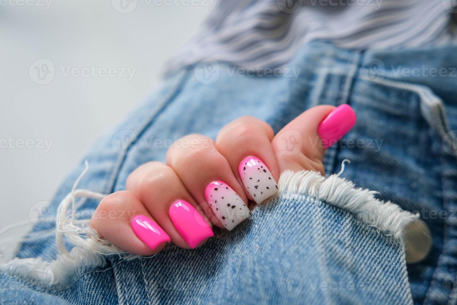 lindo fêmea mãos com uma manicure em uma jeans fundo. sombreado unha Projeto. verão manicure. cópia de espaço. foto