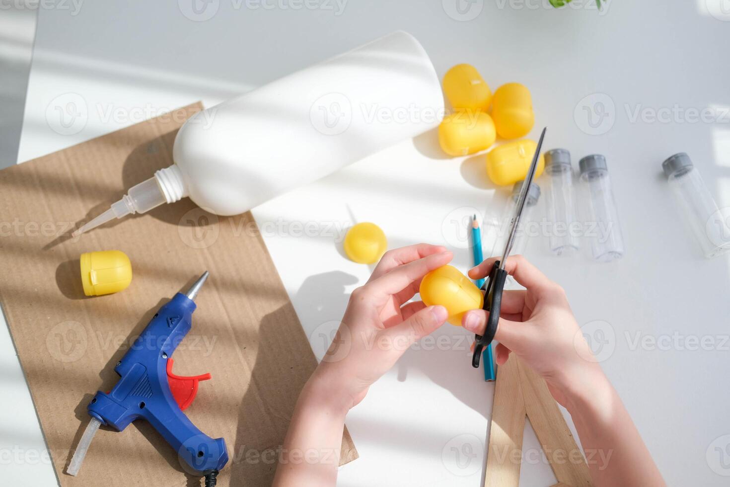 passo a passo instruções para fazer trabalhos manuais a partir de improvisado materiais. feito à mão às escola construir foguete para a dia do cosmonáutica. degrau 4 foto