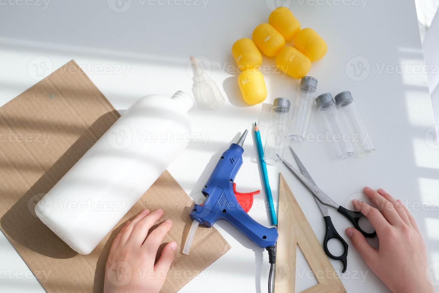 passo a passo instruções para fazer trabalhos manuais a partir de improvisado materiais. feito à mão às escola construir foguete para a dia do cosmonáutica. degrau 1 foto