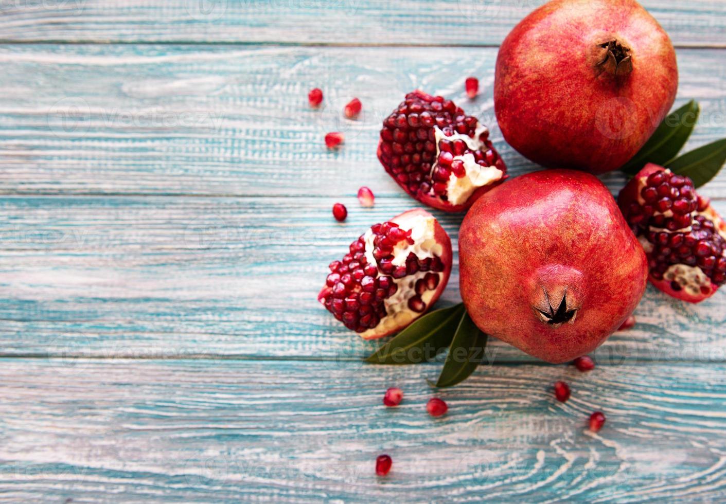 frutas maduras de romã foto