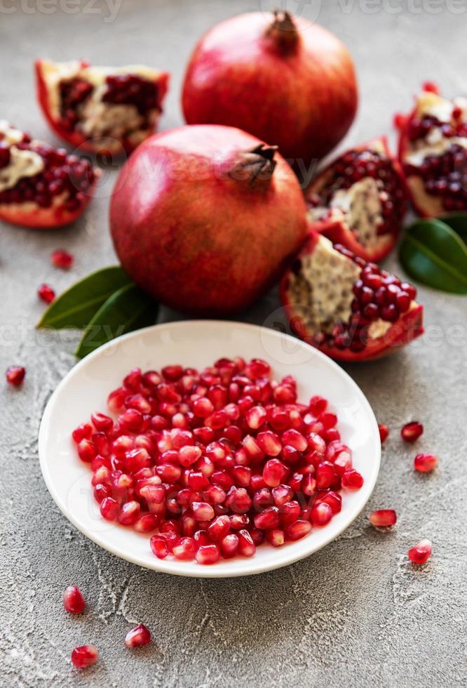 frutas maduras de romã foto