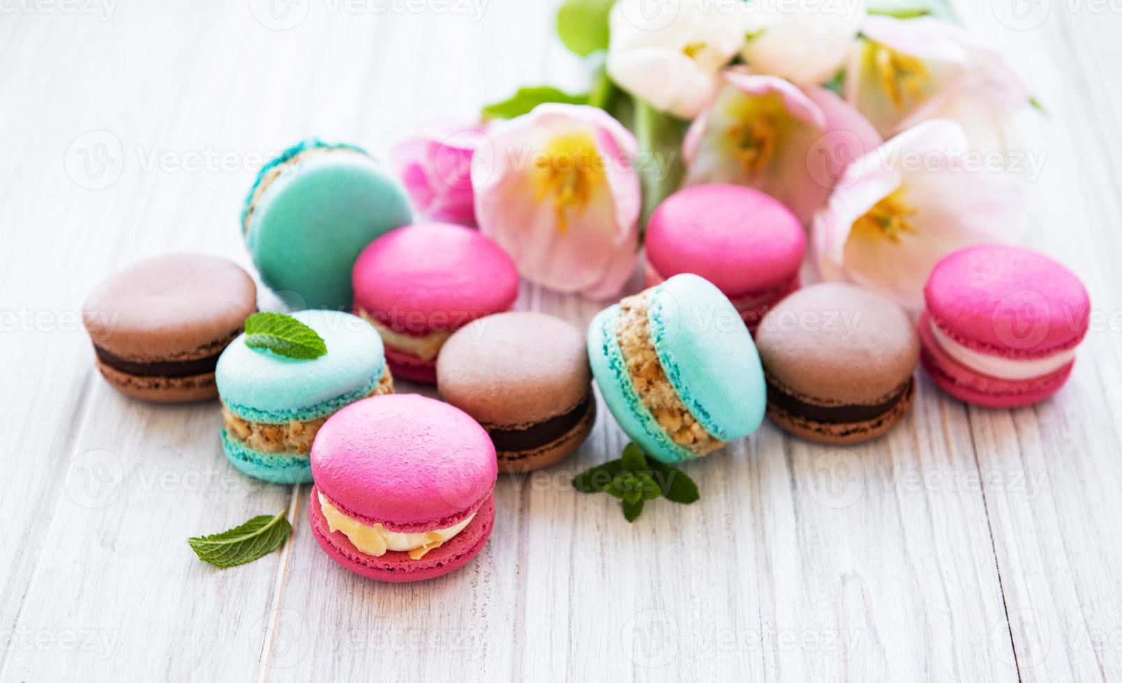 macaroons coloridos e tulipas foto