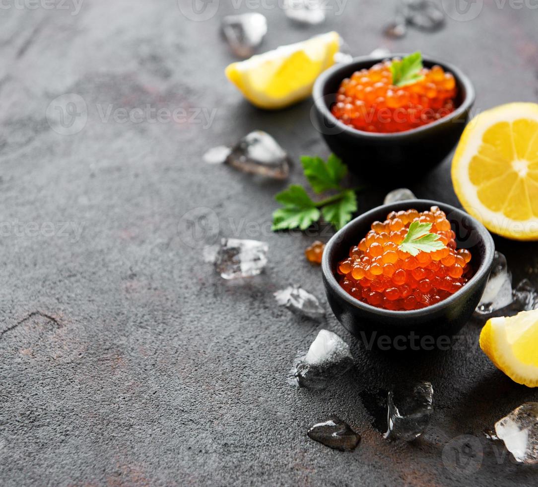 caviar vermelho em tigelas foto