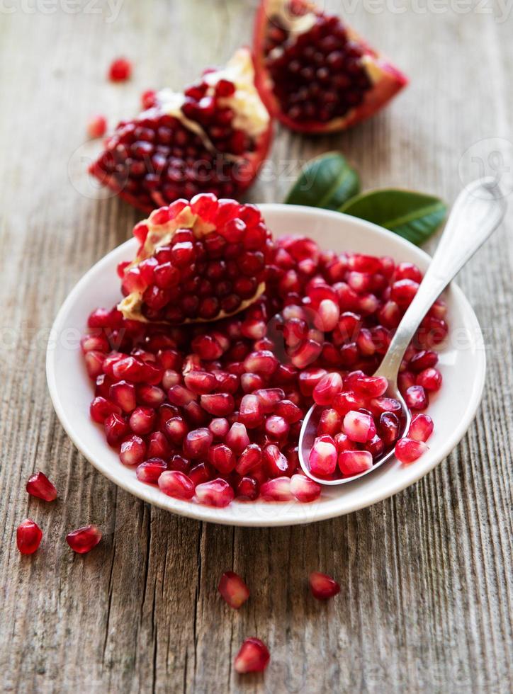 frutas maduras de romã foto