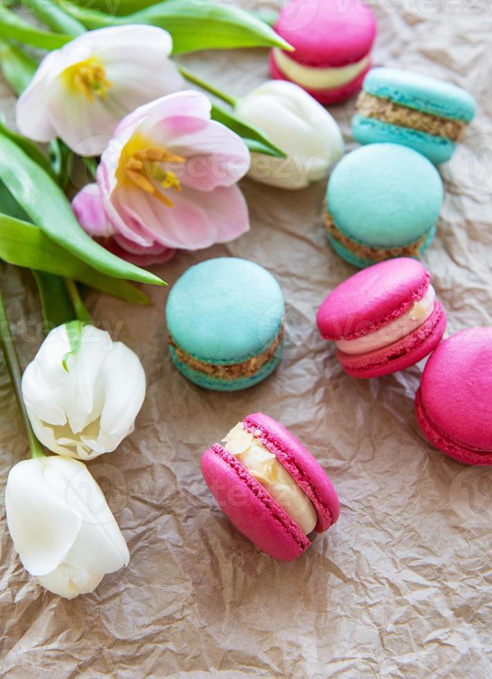 macaroons coloridos e tulipas foto