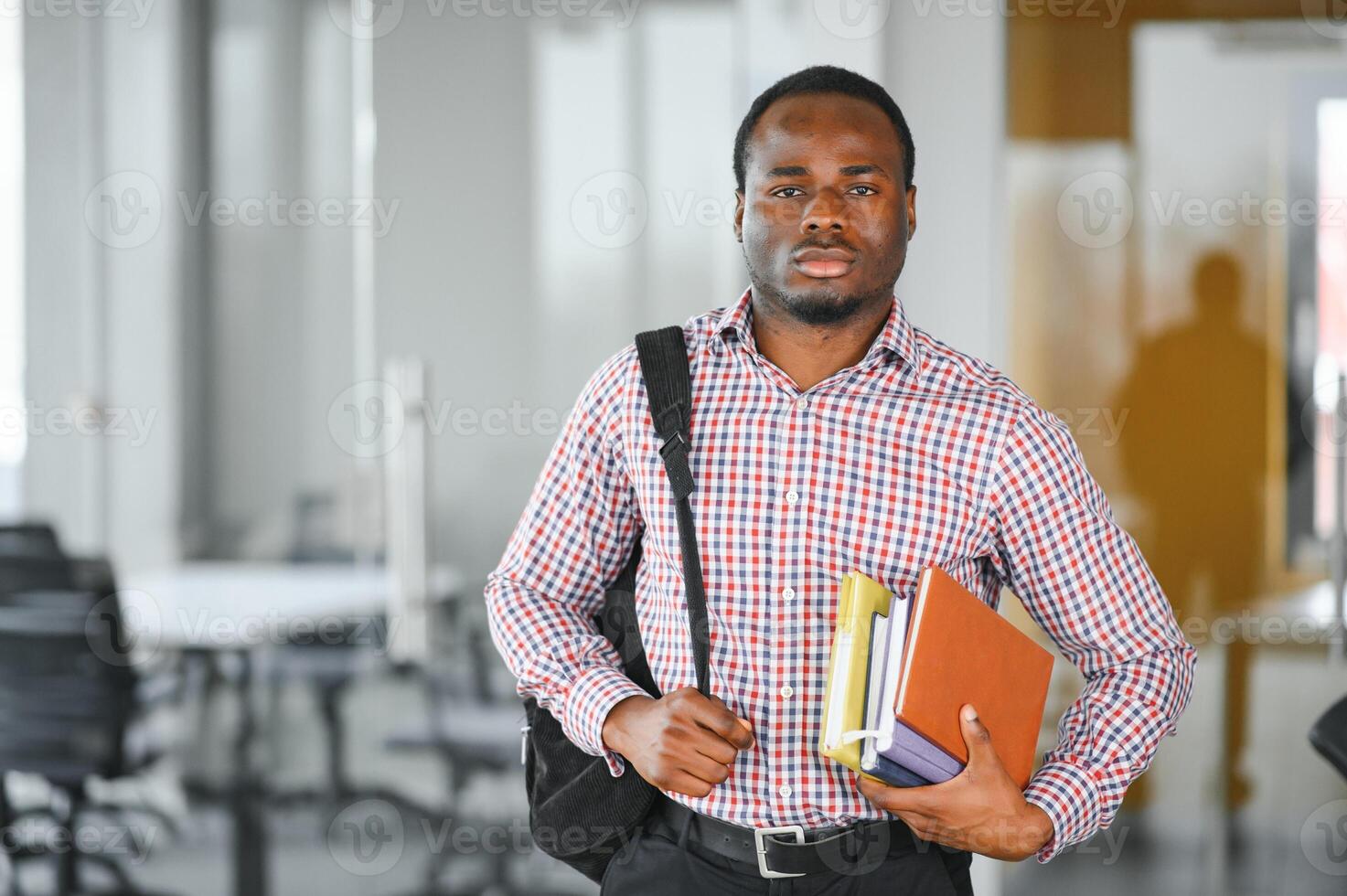 retrato do africano universidade aluna dentro classe olhando às Câmera foto