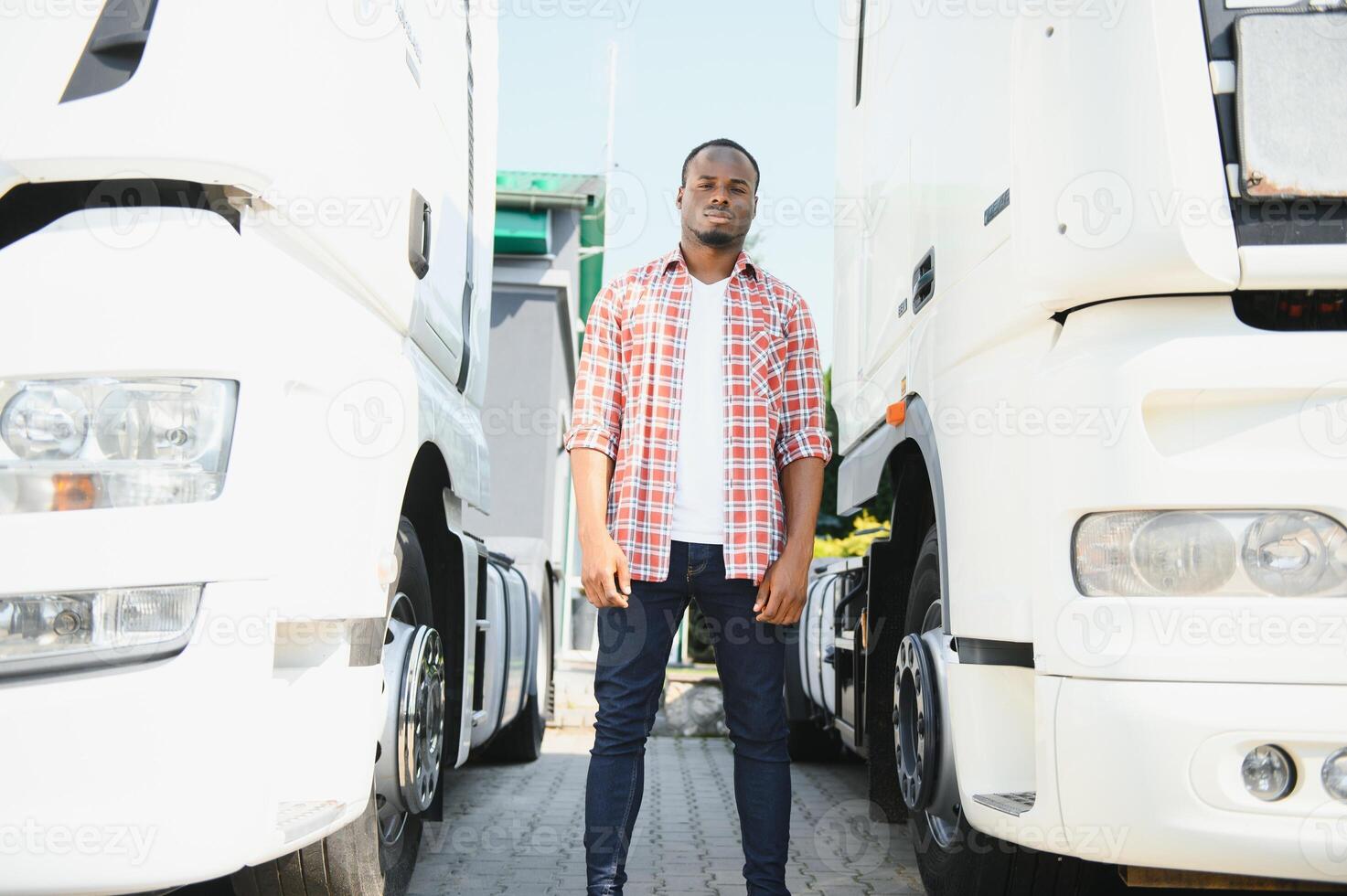 retrato africano masculino feliz sorridente confiante positivo perto caminhão. jovem homem xadrez camisa proprietário caminhão motorista dentro o negócio grandes transporte polegares acima satisfeito serviço comercial dirigindo licença Treinamento foto