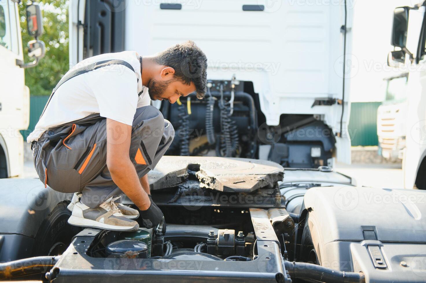 homem dentro uniforme. caminhão reparar. carro defeituoso foto