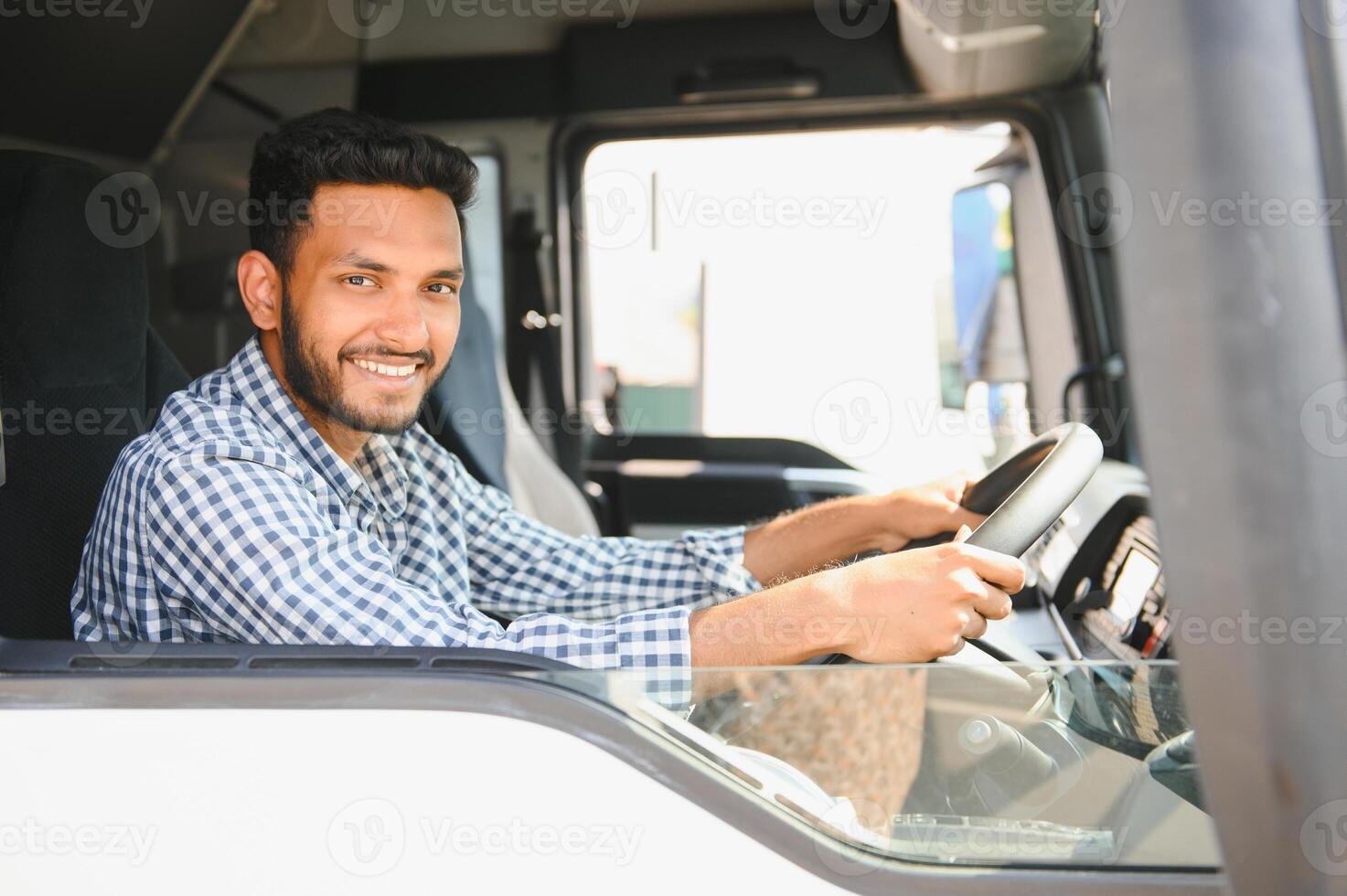 jovem indiano caminhão motorista. conceito do estrada frete transporte. foto