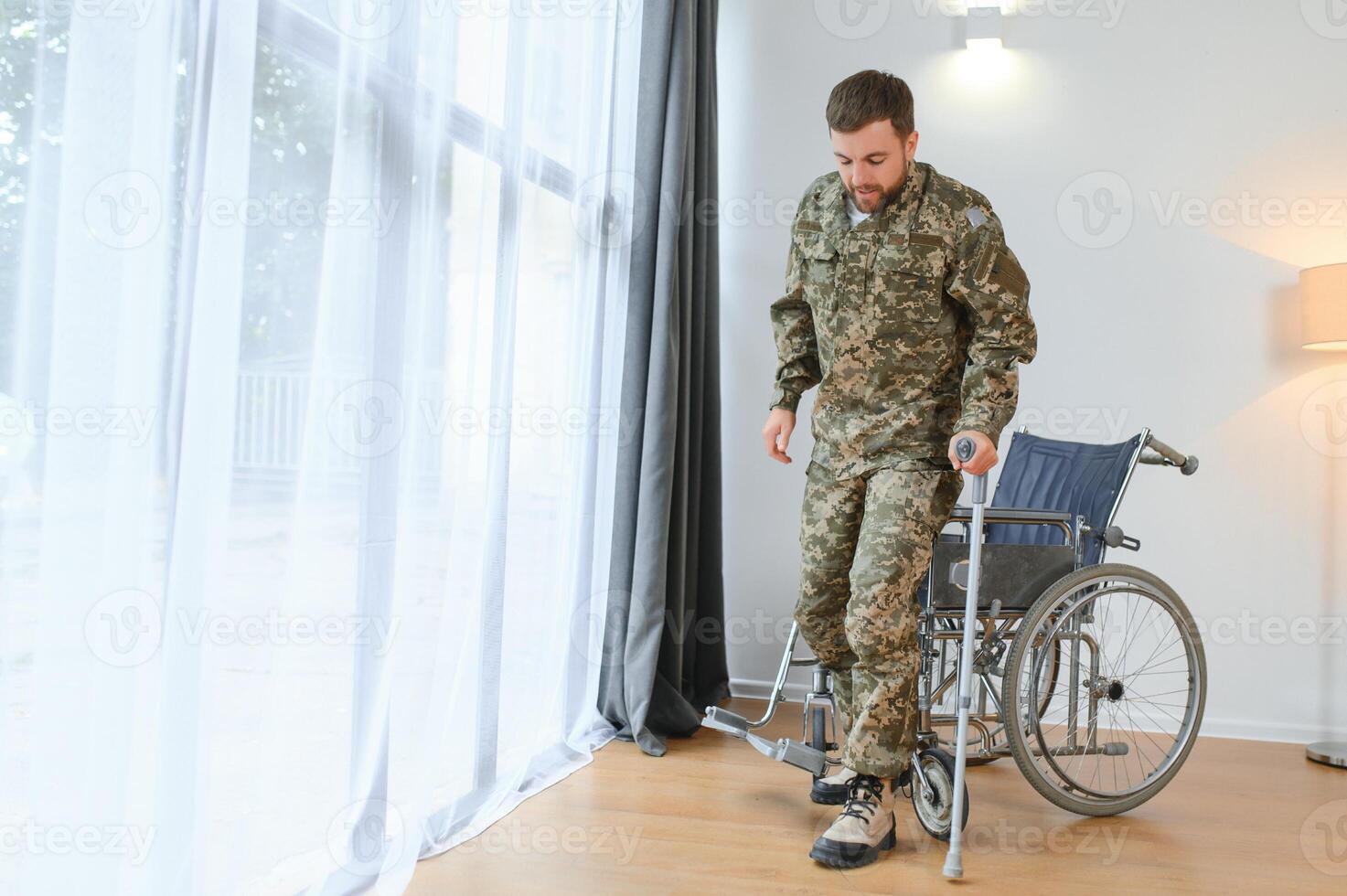 soldado tentando para pegue acima a partir de a cadeira de rodas. foto