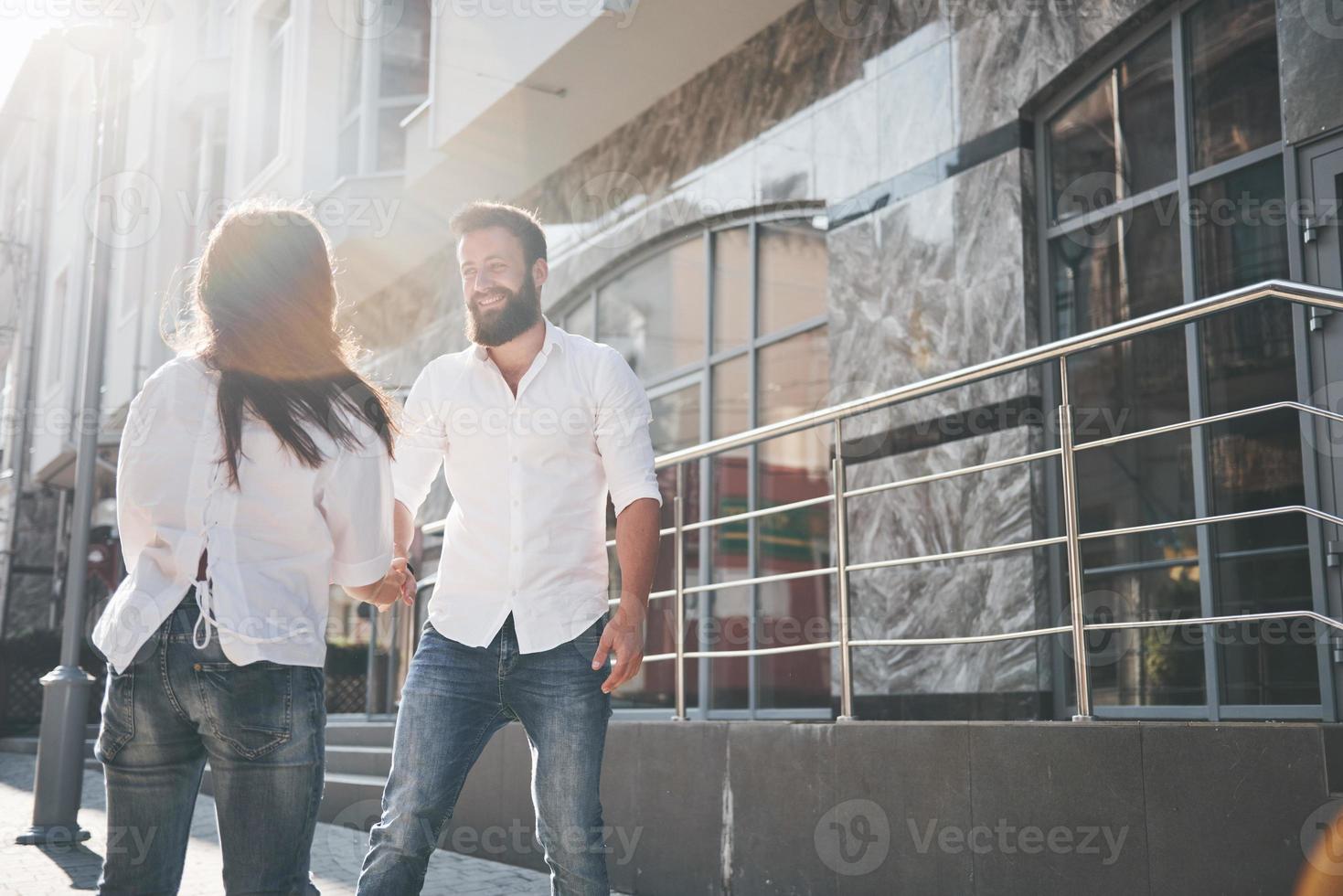 um jovem casal amoroso engraçado se divertir em um dia ensolarado. foto