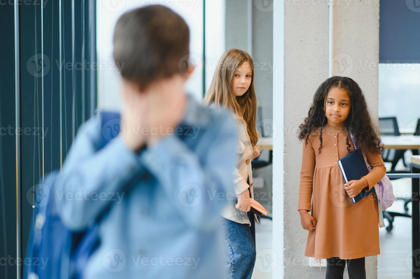 escola amigos assédio moral uma triste Garoto dentro corredor às escola foto