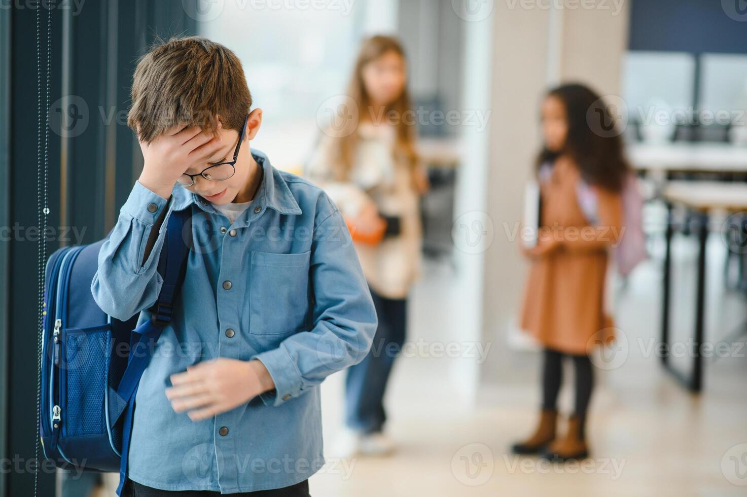 escola amigos assédio moral uma triste Garoto dentro corredor às escola foto