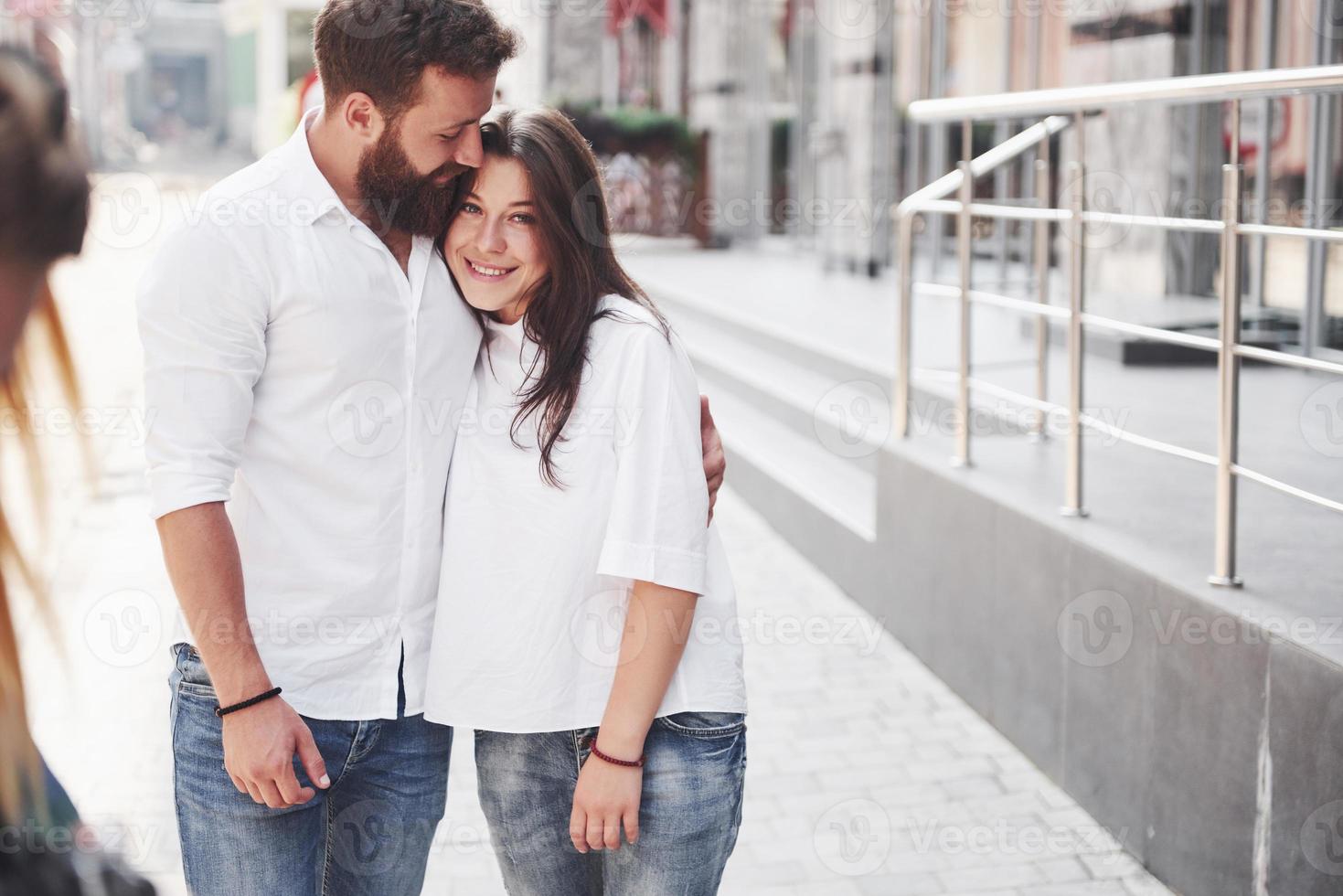 feliz apaixonado por um casal na rua foto