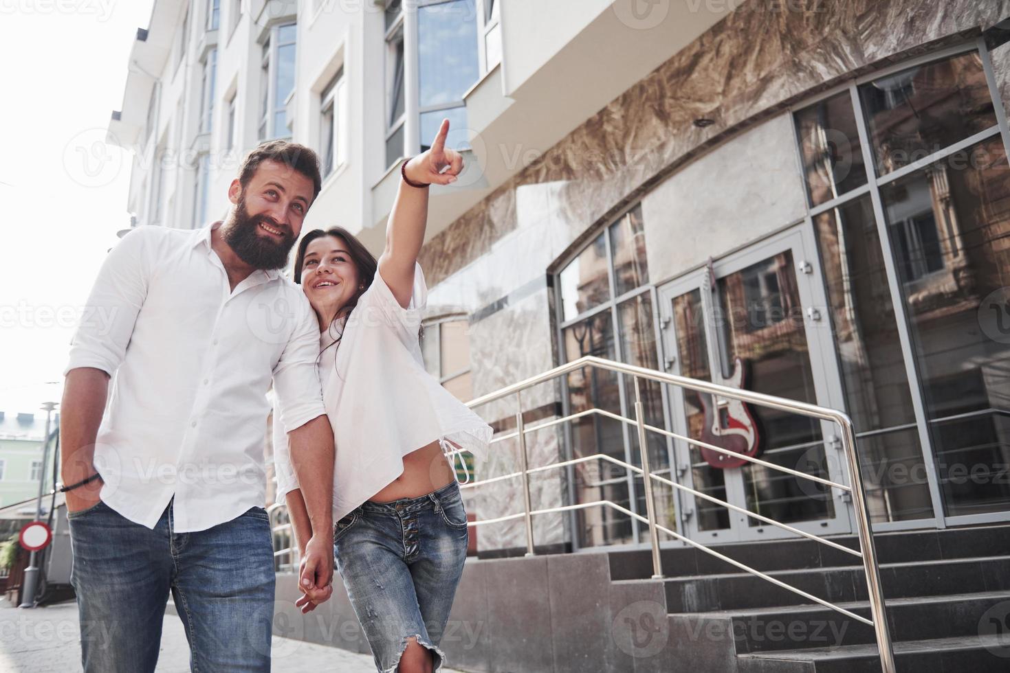 um jovem casal amoroso engraçado se divertir em um dia ensolarado. foto