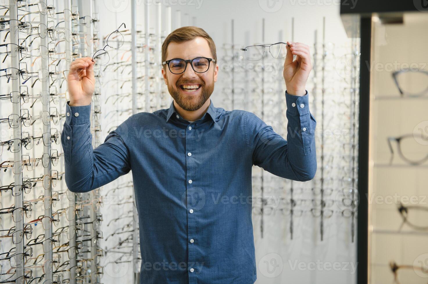 masculino cliente escolhendo Novo Óculos quadro, Armação para dele Novo Óculos dentro ótico loja foto