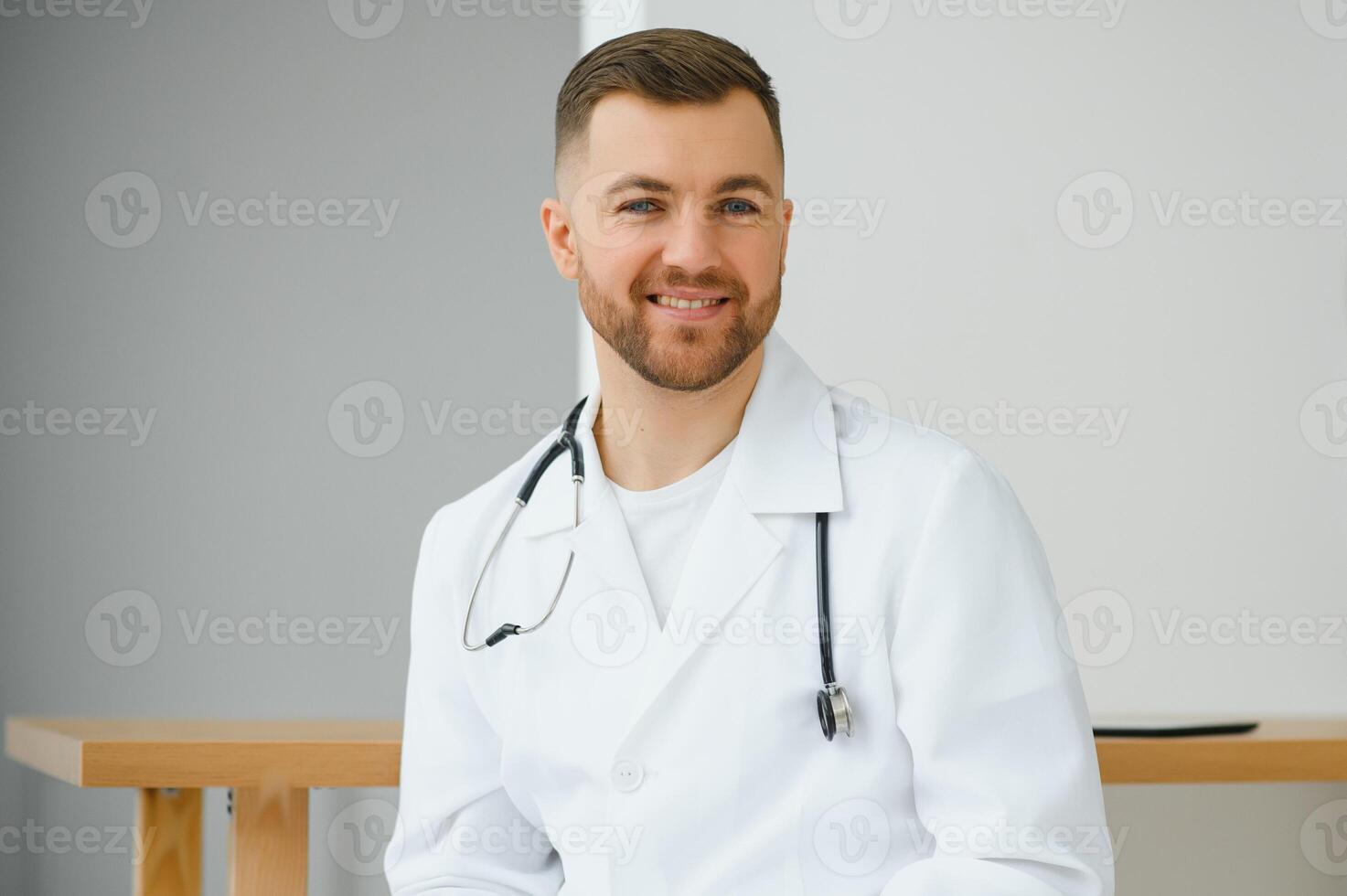 jovem e confiante masculino médico retrato. bem sucedido médico carreira conceito. foto