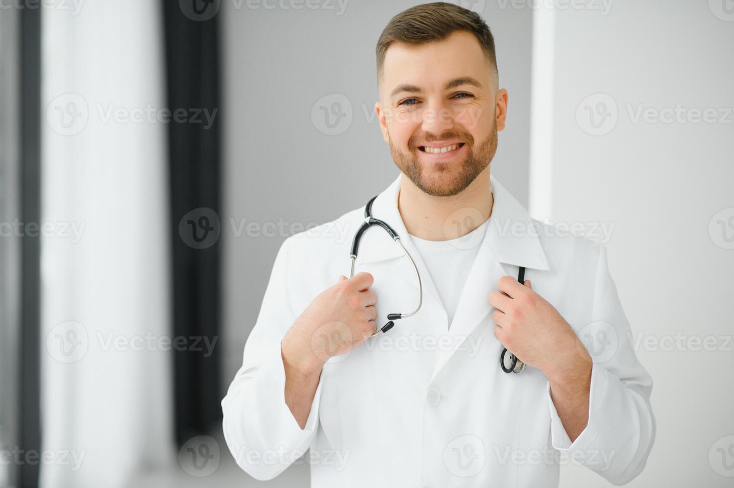 retrato do a bonito jovem médico foto