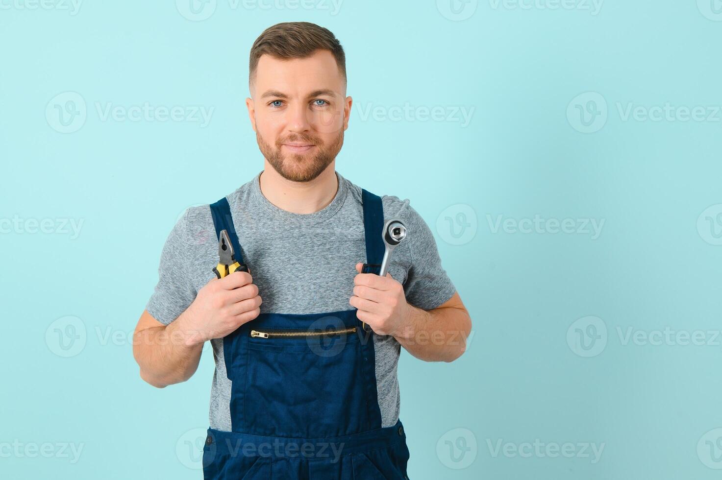 retrato do sorridente trabalhador dentro uniforme isolado em azul fundo foto