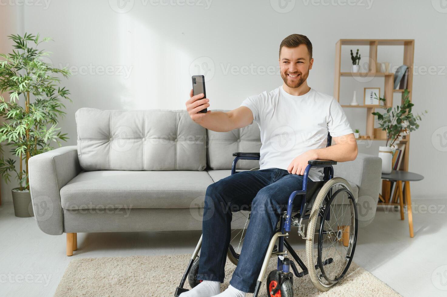 Desativado homem usando moderno Smartphone para vídeo conversação enquanto ficando às lar. conceito do pessoas, incapacidade e tecnologia. foto