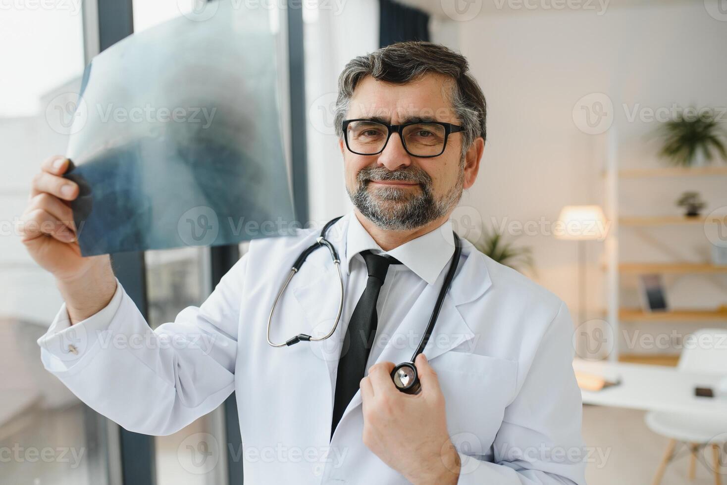Mais velho homem médico examina raio X imagem do pulmões dentro uma clínica foto