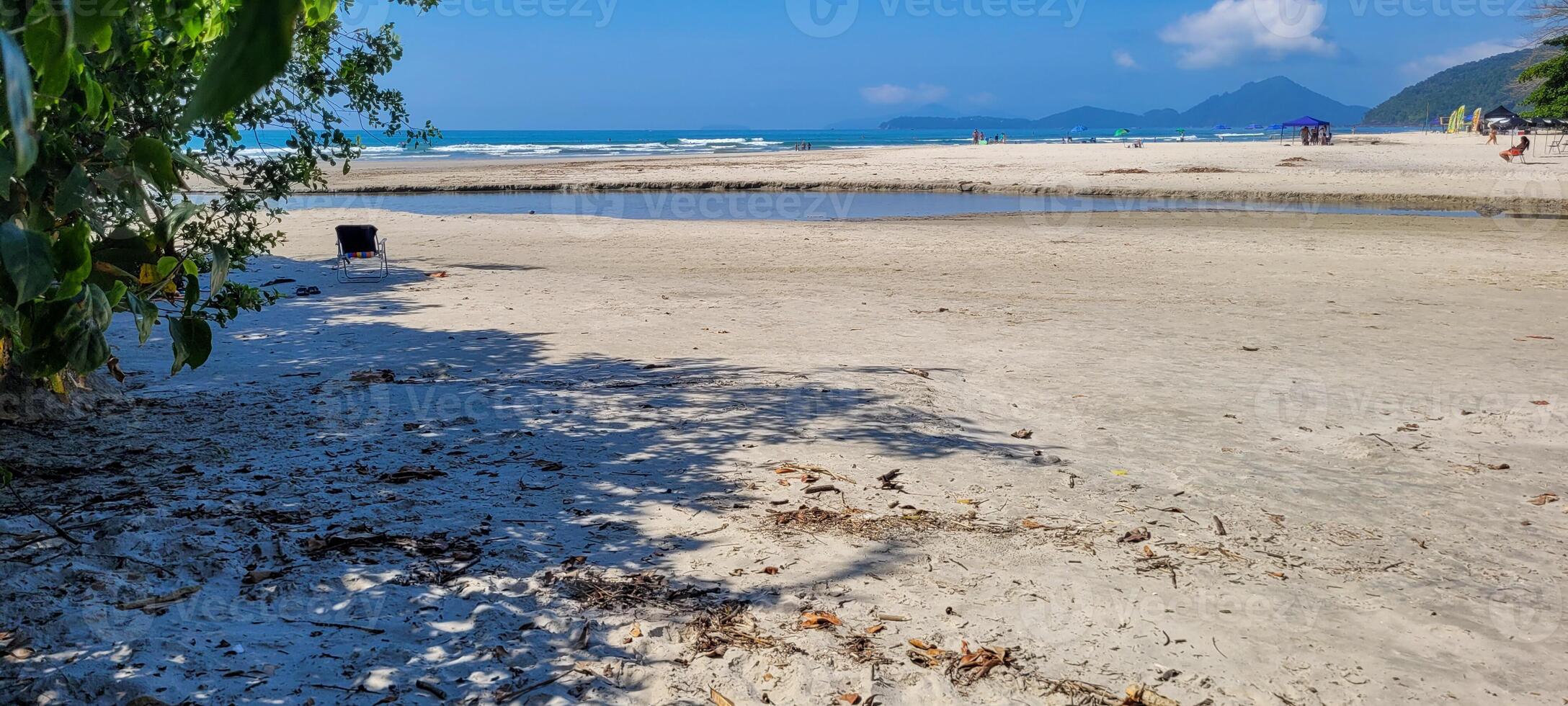 imagem do mar ondas em a norte costa do Brasil dentro ubatuba itamambuca de praia foto