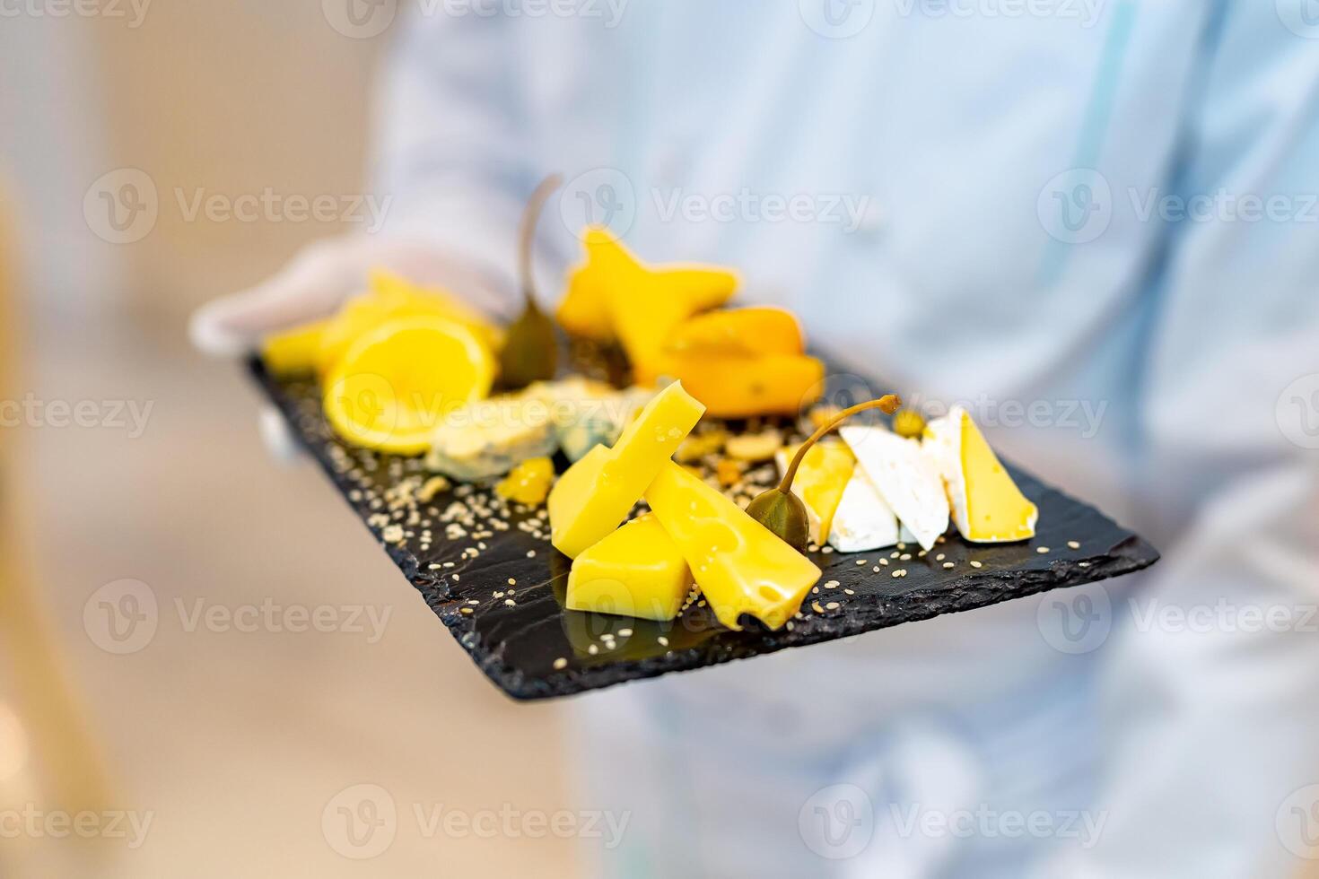 uma pessoa segurando uma bandeja do Comida em uma mesa foto