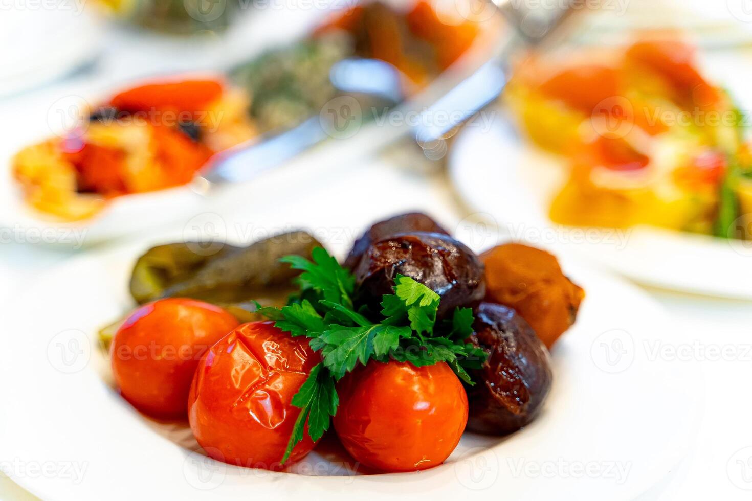 fechar-se tiro do delicioso Comida. uma fechar acima do uma prato do Comida em uma mesa foto