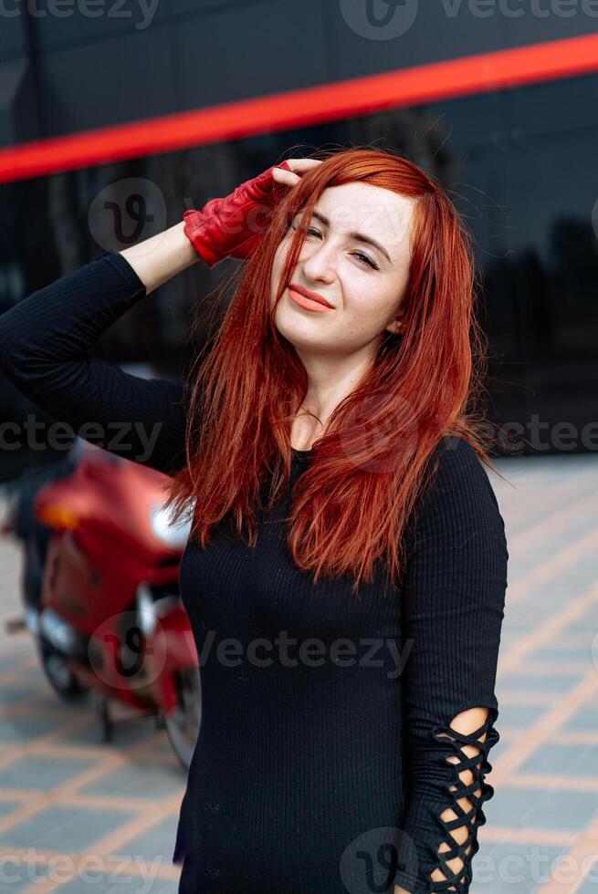 uma mulher com vermelho cabelo posando para uma cenário foto
