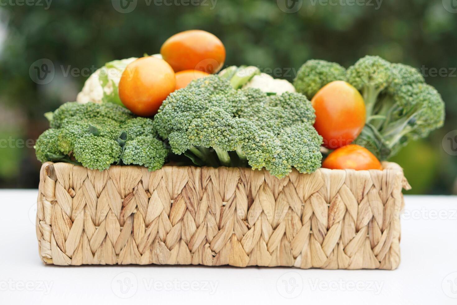 cesta do orgânico legumes a partir de jardim. brócolis, couve-flor e tomates. ao ar livre fundo. conceito, Comida ingrediente. saudável comendo, fonte do vitaminas, fibra e nutrições. fresco a partir de jardim. foto