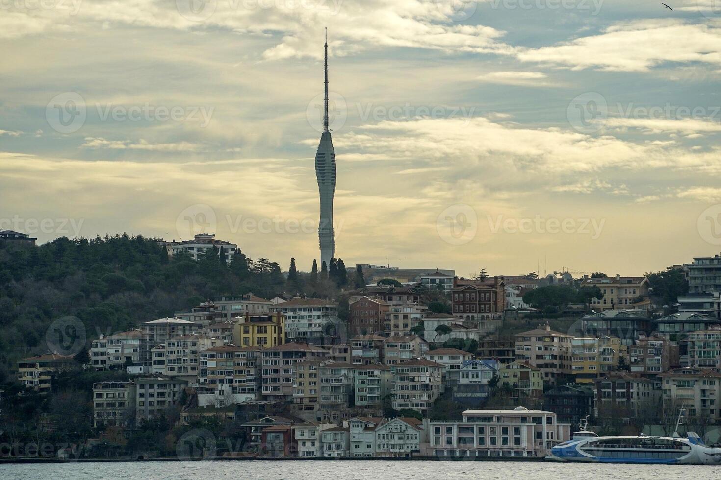 Novo comunicação torre Visão a partir de Istambul bósforo cruzeiro foto