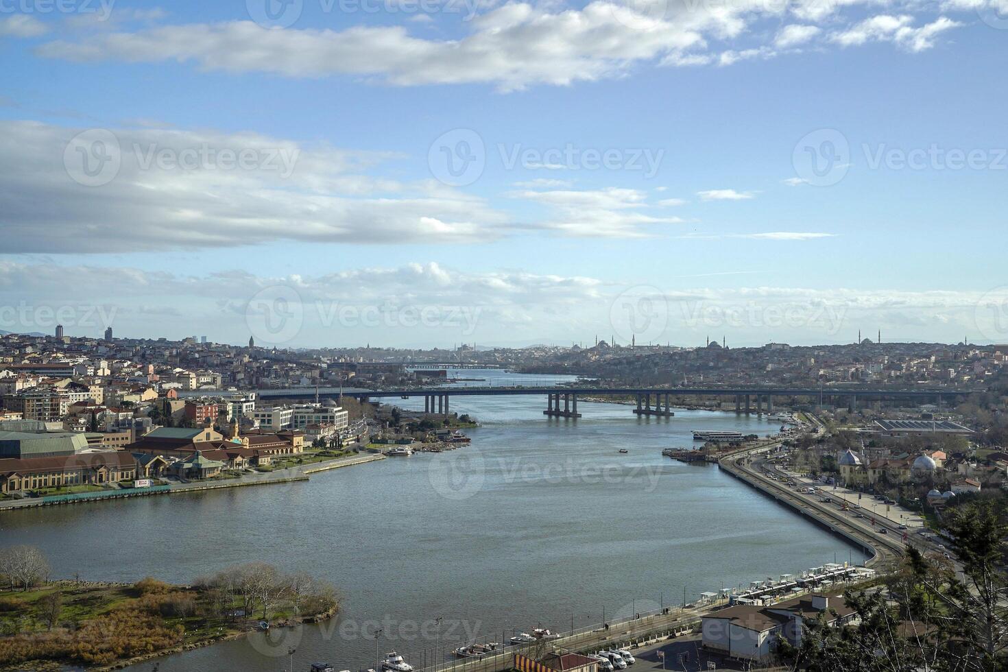 Visão do dourado chifre visto a partir de Pierre loti Colina dentro eyup distrito dentro Istambul, peru. foto