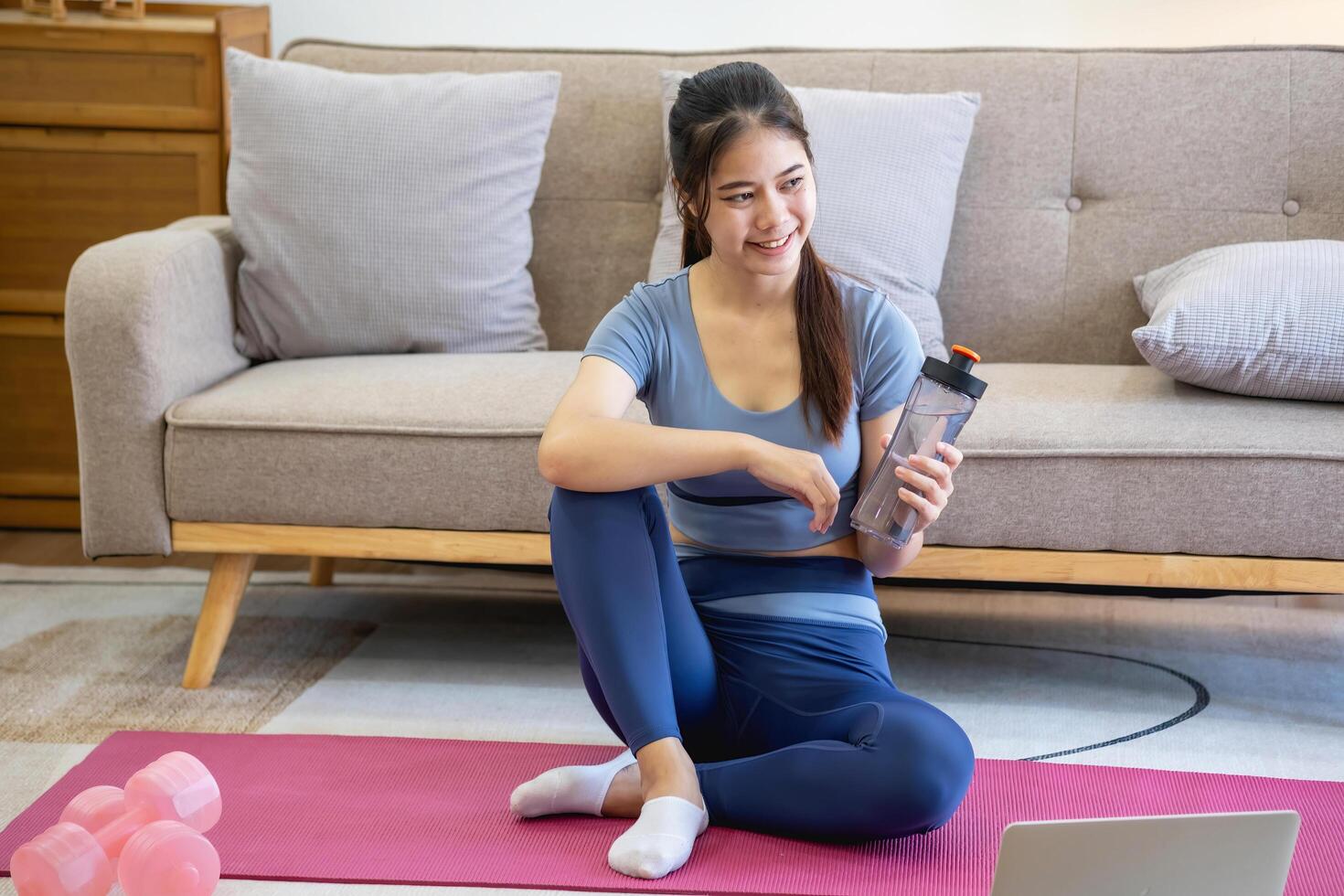 mulheres estão alongamento, às lar, e ginástica mulheres exercício ou Faz ioga dentro seus quarto para saúde e bem estar uma saudável, calma fêmea pessoa Treinamento ou trabalhando em a casa chão. foto