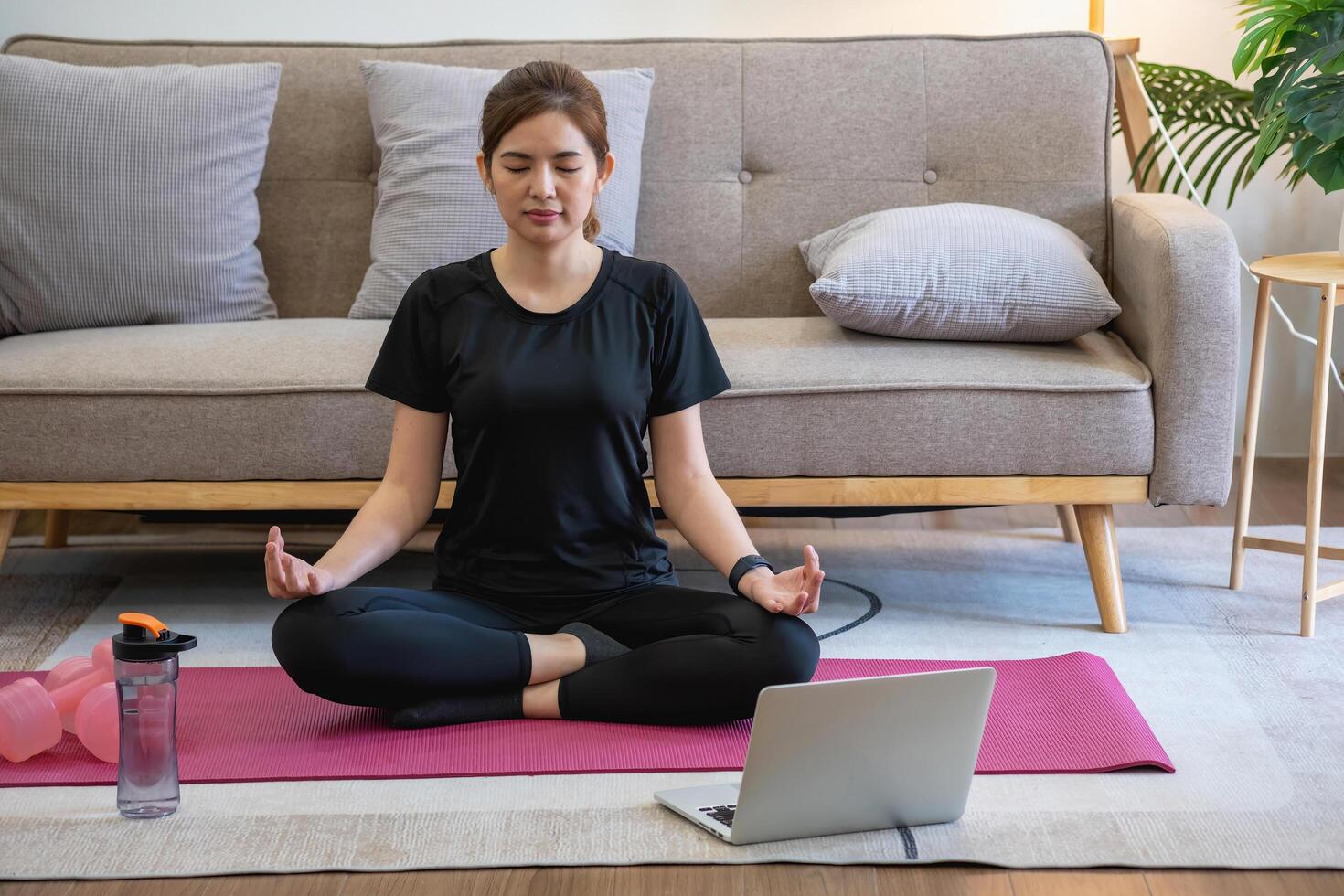 saudável jovem mulher fazendo respiração exercícios às lar, lindo mulher meditando às casa com olhos fechado, praticando ioga, fazendo pranayama técnicas atenção meditação conceito foto