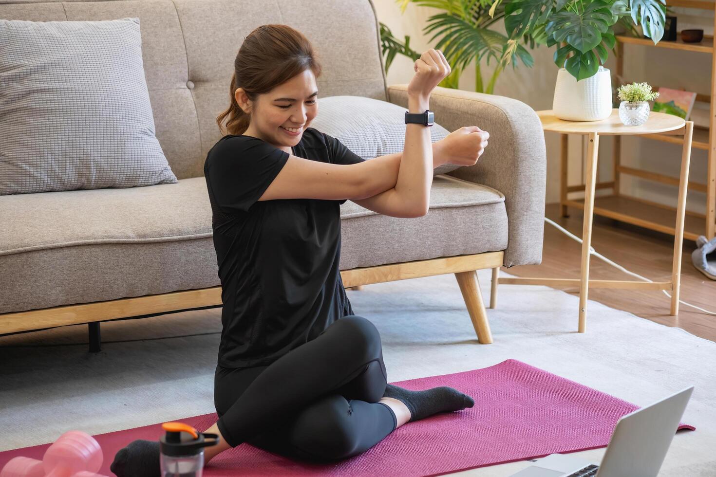 mulheres estão alongamento, às lar, e ginástica mulheres exercício ou Faz ioga dentro seus quarto para saúde e bem estar uma saudável, calma fêmea pessoa Treinamento ou trabalhando em a casa chão. foto