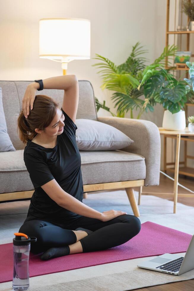 mulheres estão alongamento, às lar, e ginástica mulheres exercício ou Faz ioga dentro seus quarto para saúde e bem estar uma saudável, calma fêmea pessoa Treinamento ou trabalhando em a casa chão. foto