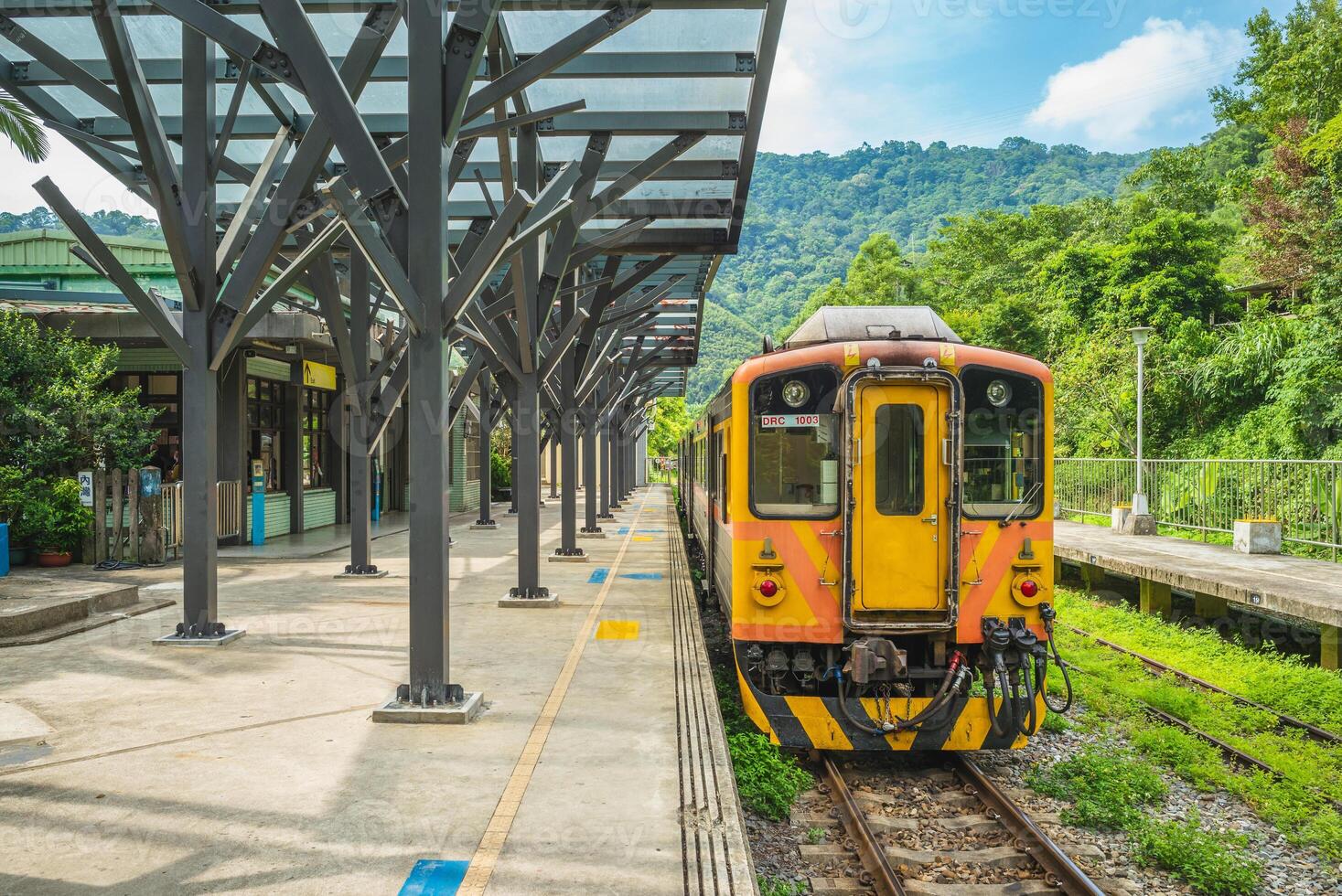 trem às Neiwan estrada de ferro dentro hsinchu, Taiwan. a tradução do a chinês texto é neiwan, a nome do isto estação. foto