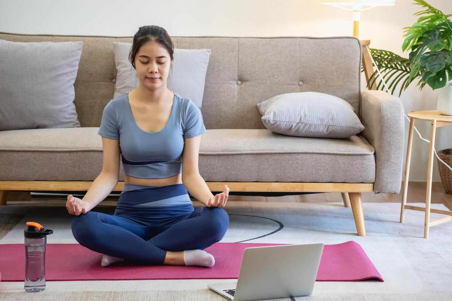 saudável jovem mulher fazendo respiração exercícios às lar, lindo mulher meditando às casa com olhos fechado, praticando ioga, fazendo pranayama técnicas atenção meditação conceito foto
