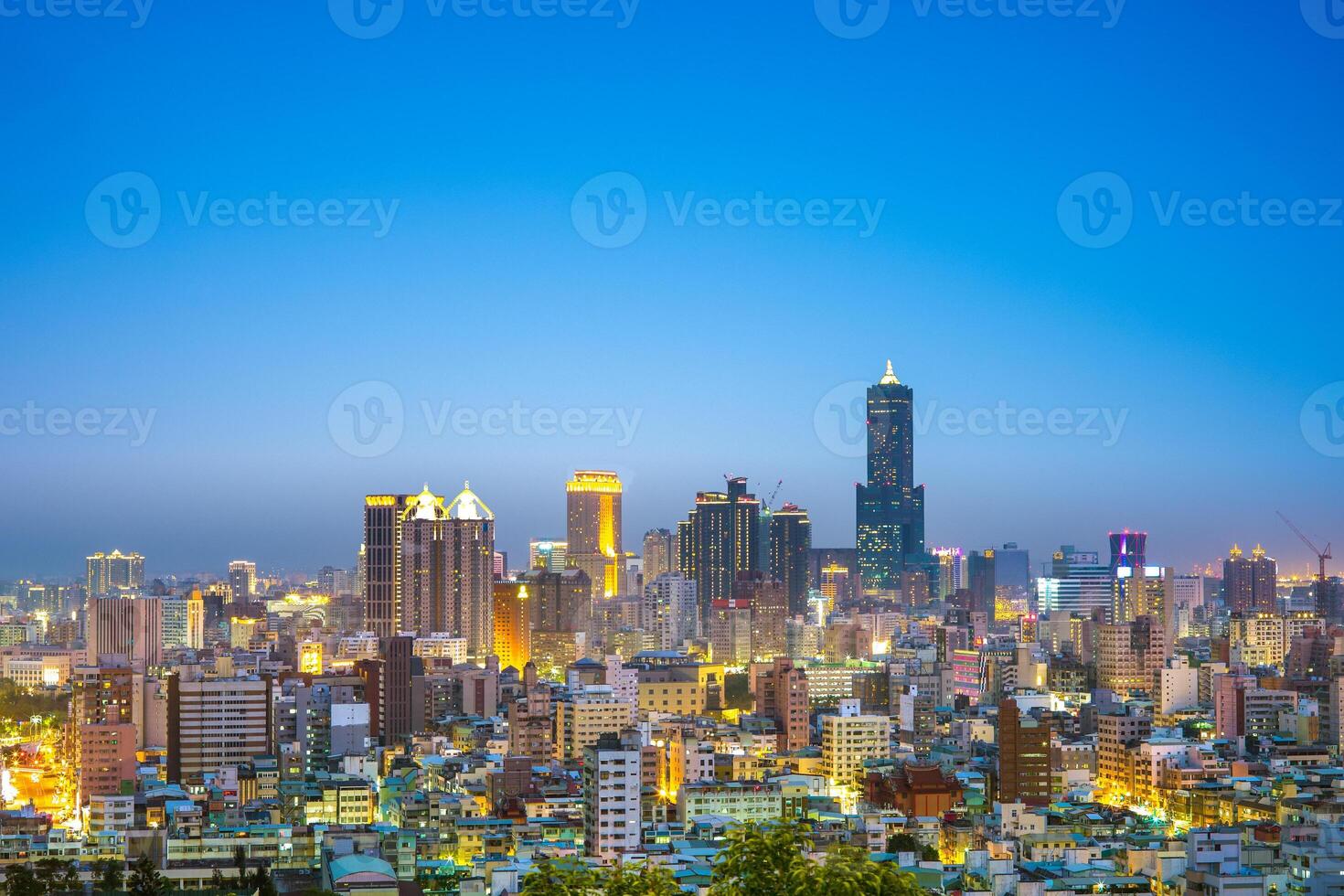 visão noturna da cidade de kaohsiung, taiwan foto