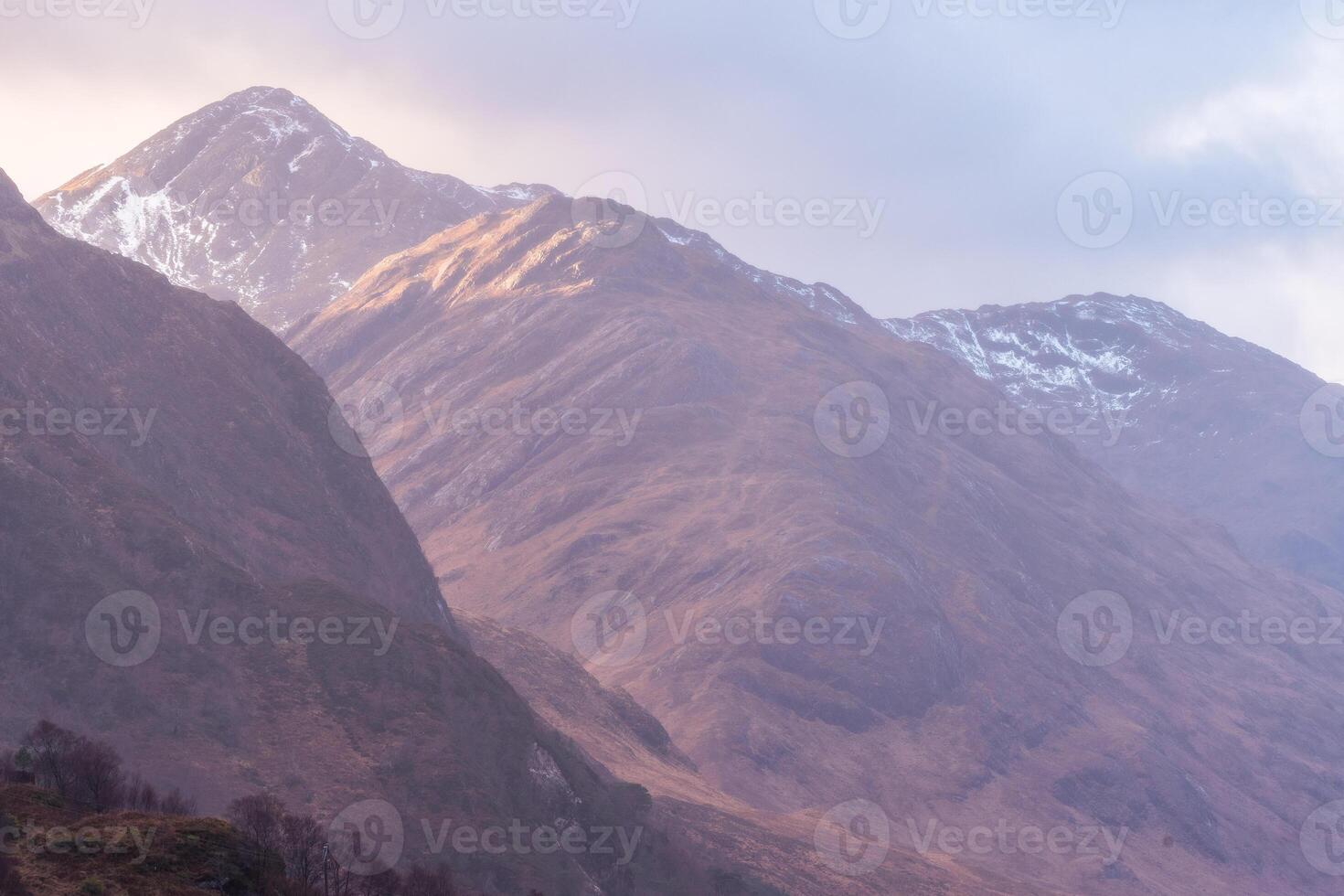 a lindo montanhas dentro a escocês Planalto. Glenfinnan, Escócia. foto