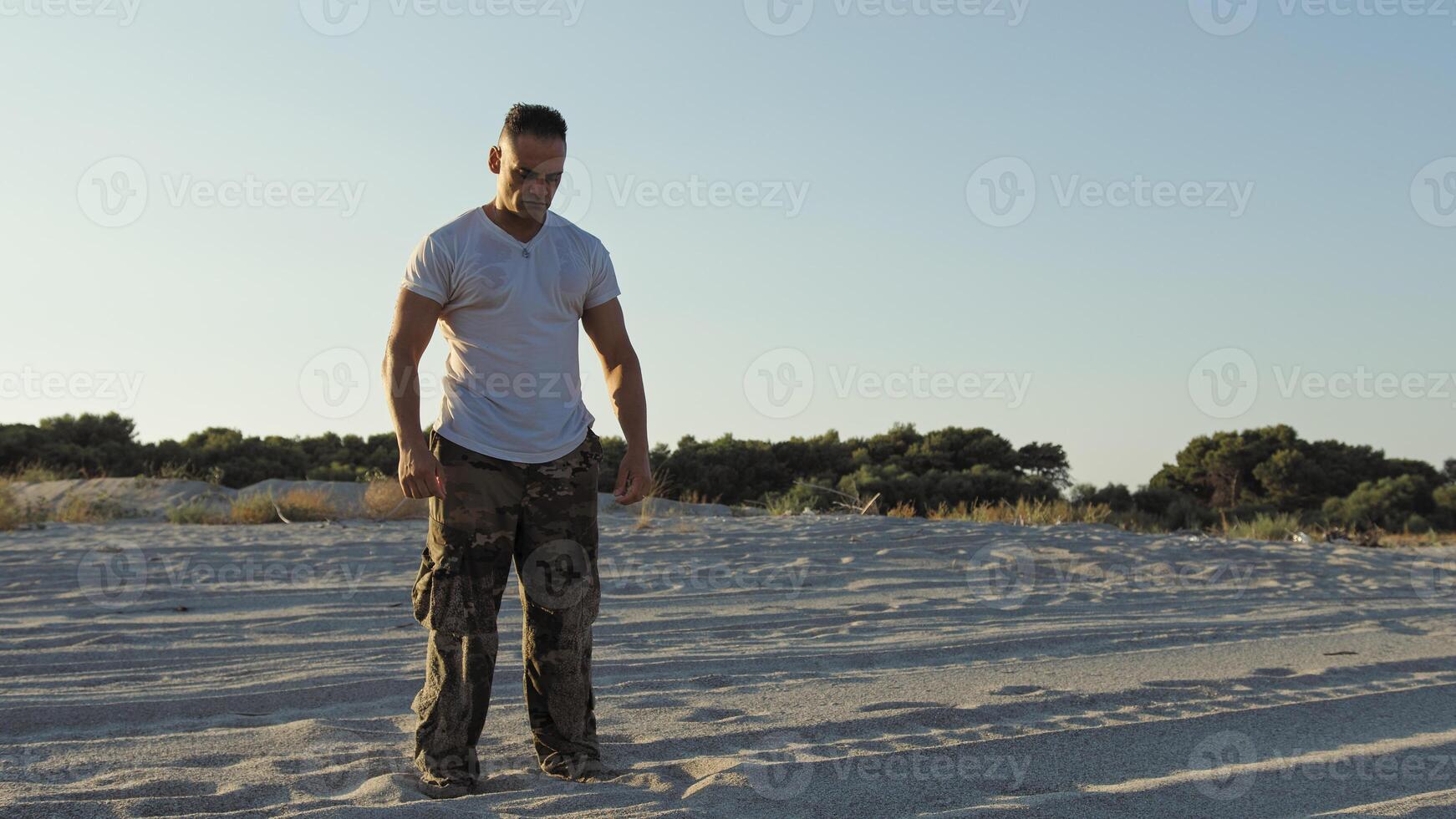 homem em a de praia Como uma conceito do liberdade e força foto