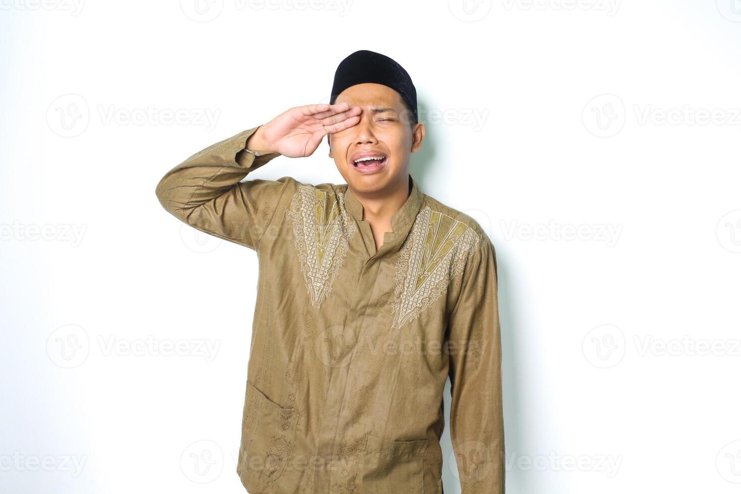 triste ásia muçulmano homem chorando dentro eid al fitr celebração vestindo Koko roupas isolado em branco fundo foto