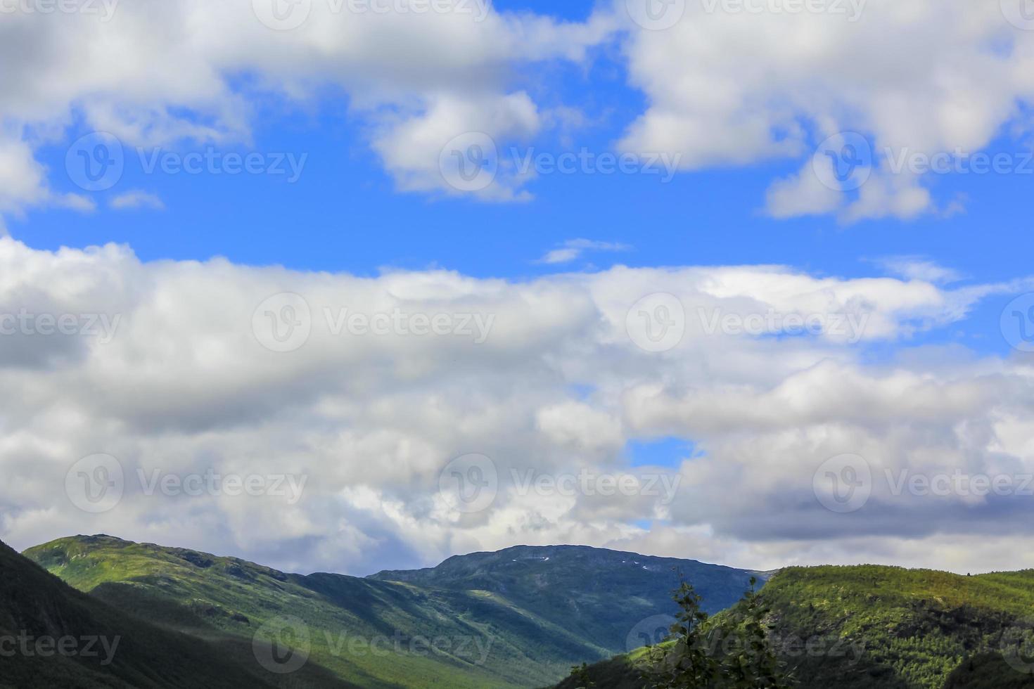 paisagem com montanhas e vales na bela hemsedal, buskerud, noruega. foto