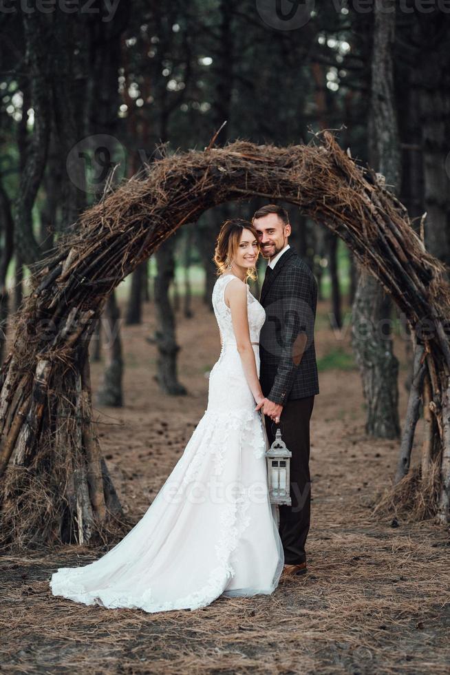 caminhada da noiva e do noivo pela floresta de outono foto