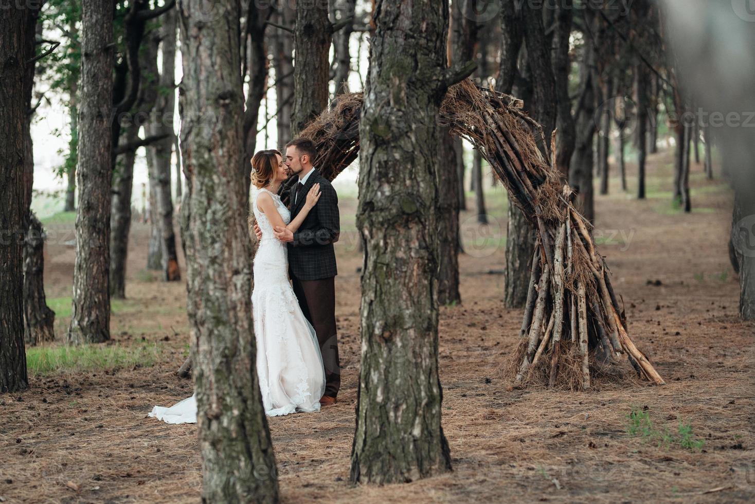 caminhada da noiva e do noivo pela floresta de outono foto