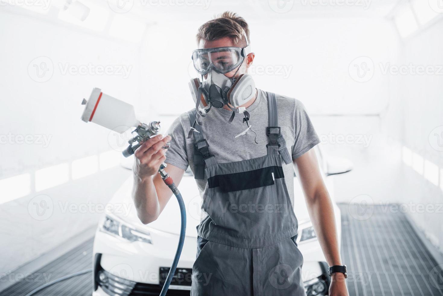 o procedimento de pintar um carro no centro de serviço. foto